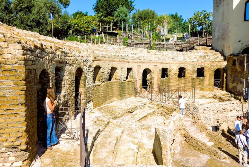 Campi Flegrei tra storia e archeologia: successo delle Giornate FAI a Bacoli