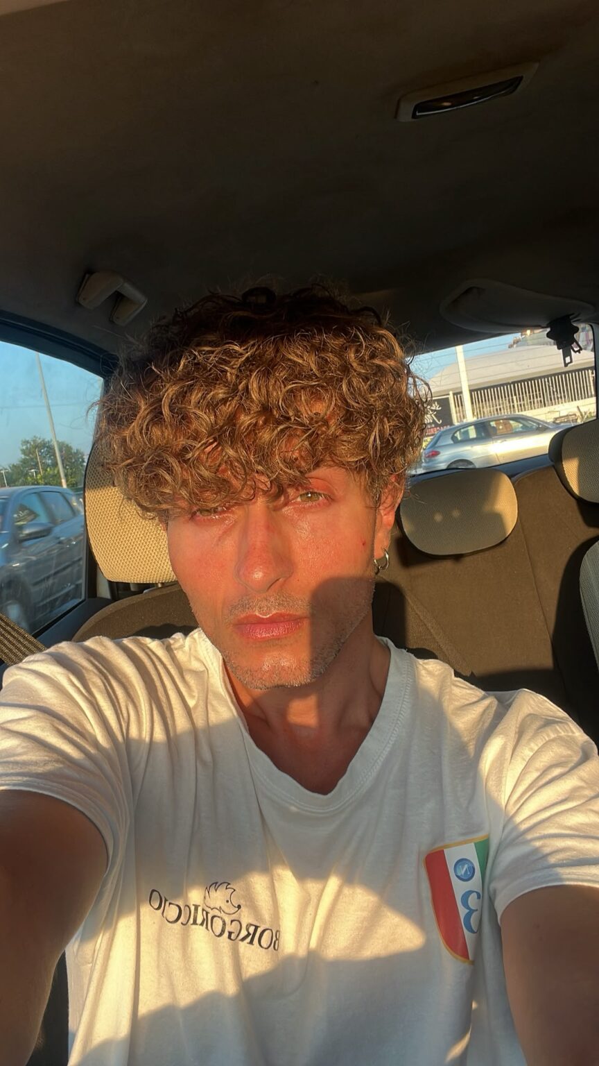 “Dio ti ama, ma noi no”. Allontanato dalla mia chiesa perché gay