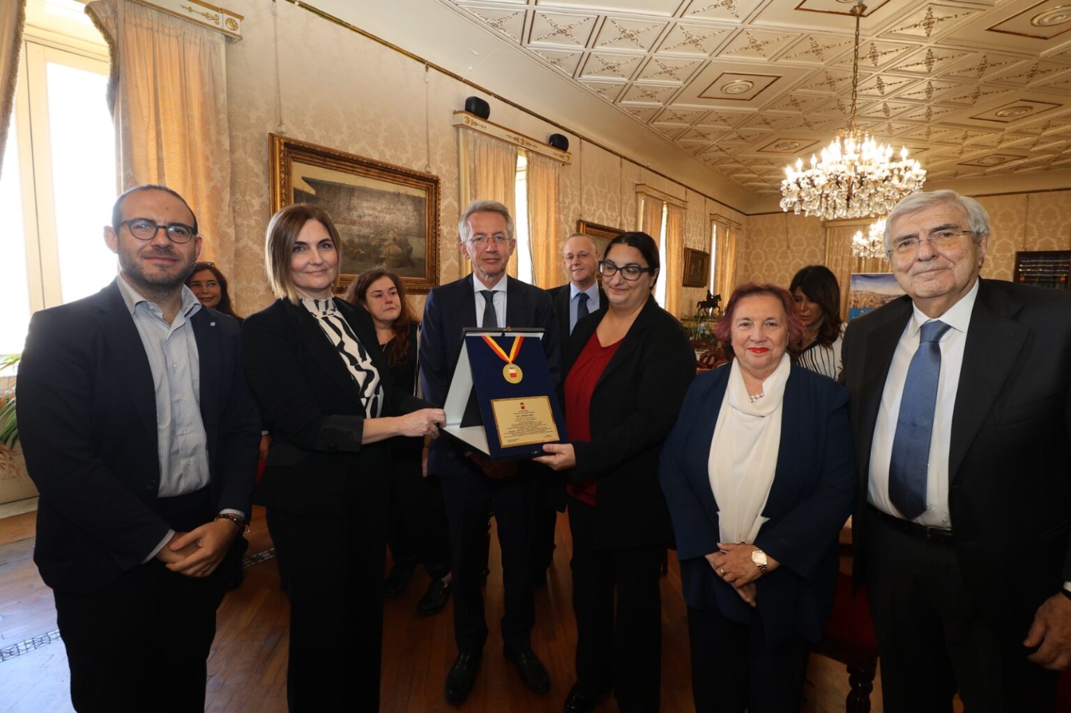 Napoli rende omaggio ad Adriano Gaito: conferita la Medaglia della Città in memoria del Presidente della Fondazione Circolo Artistico Politecnico.